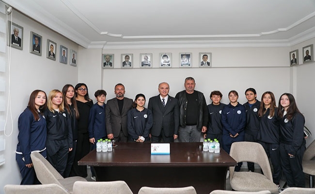 Başkan Özlü'den ASKF.ziyaretinde kadın futbol takımı futbolcularıyla bir araya geldi.