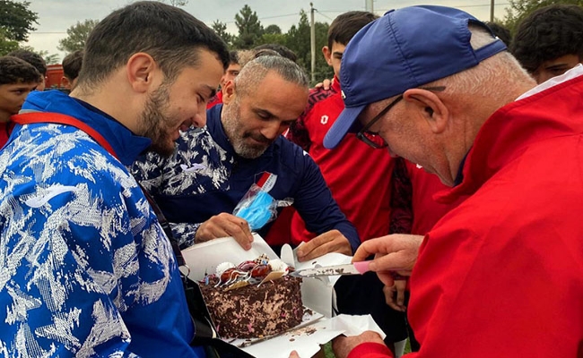  Düzcespor’un Gençlerinden Hocalarına Sürpriz Doğum Günü