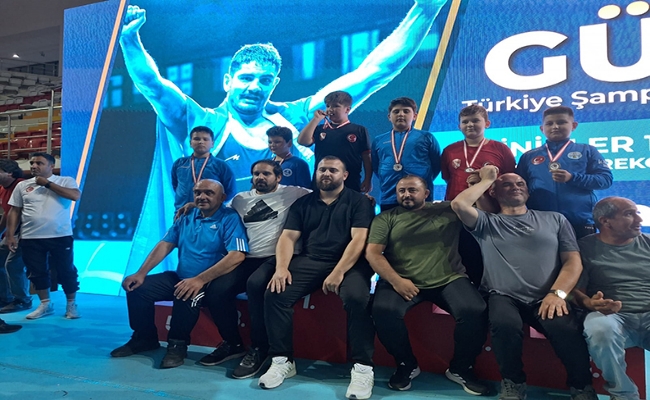 Minik güreşcilerimiz  Türkiye şampiyonasında kürsüde  