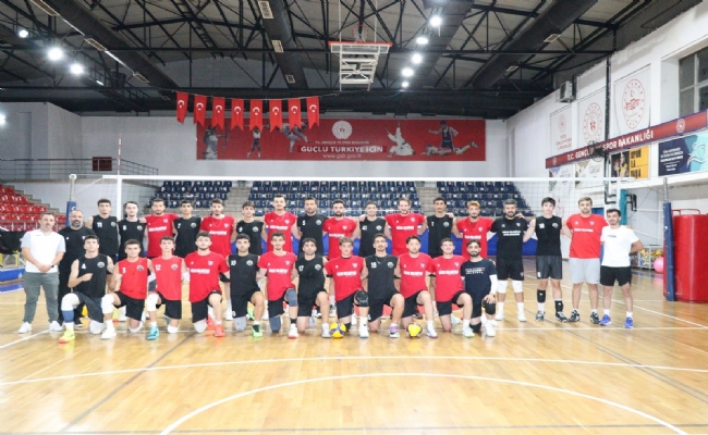  Spor akademisi erkek voleybol takımı hazırlıklarını sürdürüyor