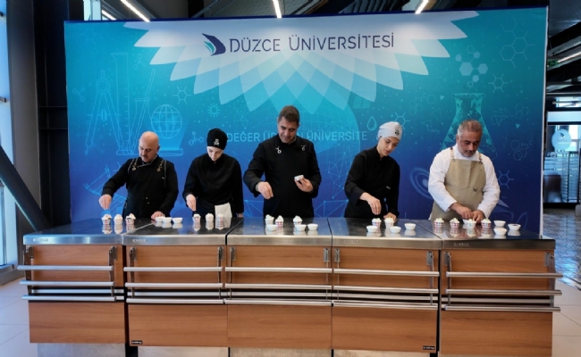  Düzce Valisi ve Düzce Üniversitesi Rektöründen Çocukları Mutlu Eden Tatlı İkram